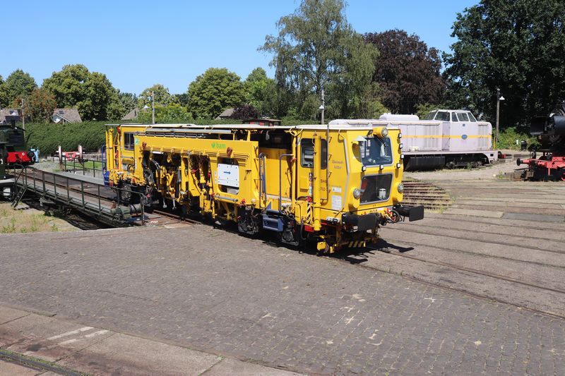 BAM Stopmachine met het fabrieksnummer 1214 en het UIC-nummer 99 84 942 8 702-7.
